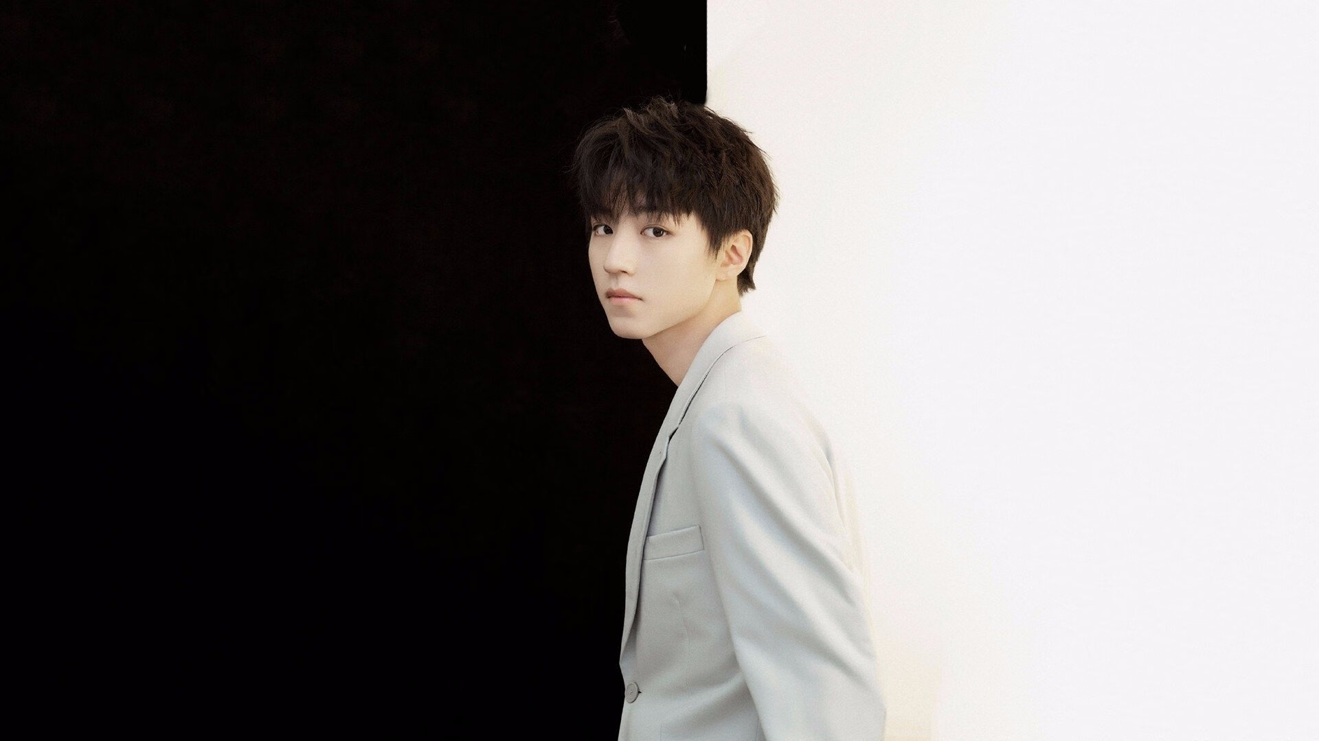 _穿越沙丘的多地越野赛:勇士的荒野之旅_,越野车穿越沙漠视频